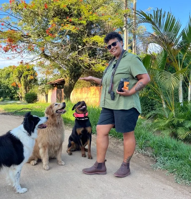 Especialista em cães reativos em Conchas — Dra. Bianca Santana, Médica Veterinária Comportamental, com a matilha terapêutica
